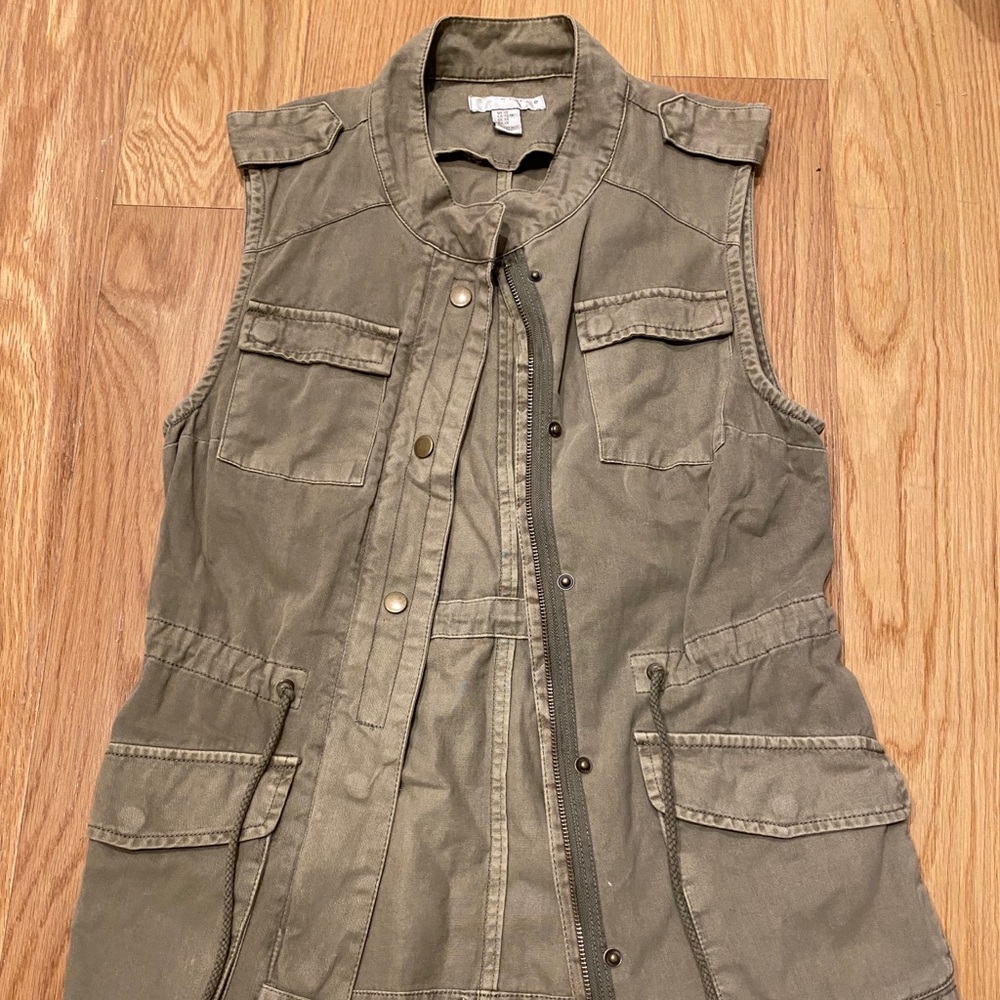 Olive cargo vest with pockets and waist string